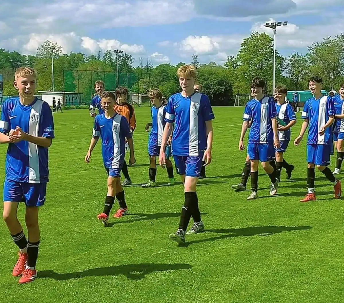 SENZACE V HOSTIVAŘI: Naši starší žáci loupili u lídra tabulky