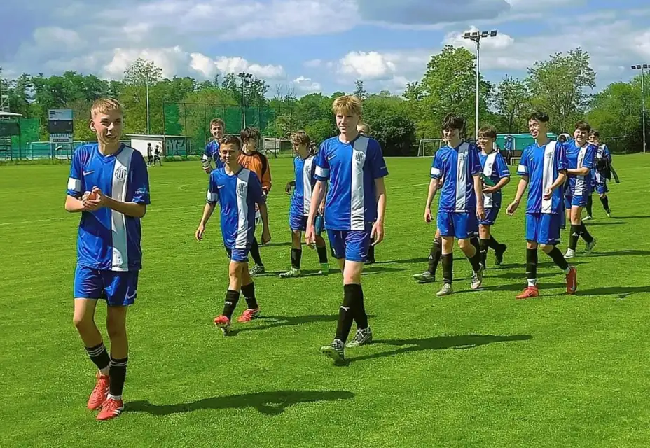 SENZACE V HOSTIVAŘI: Naši starší žáci loupili u lídra tabulky